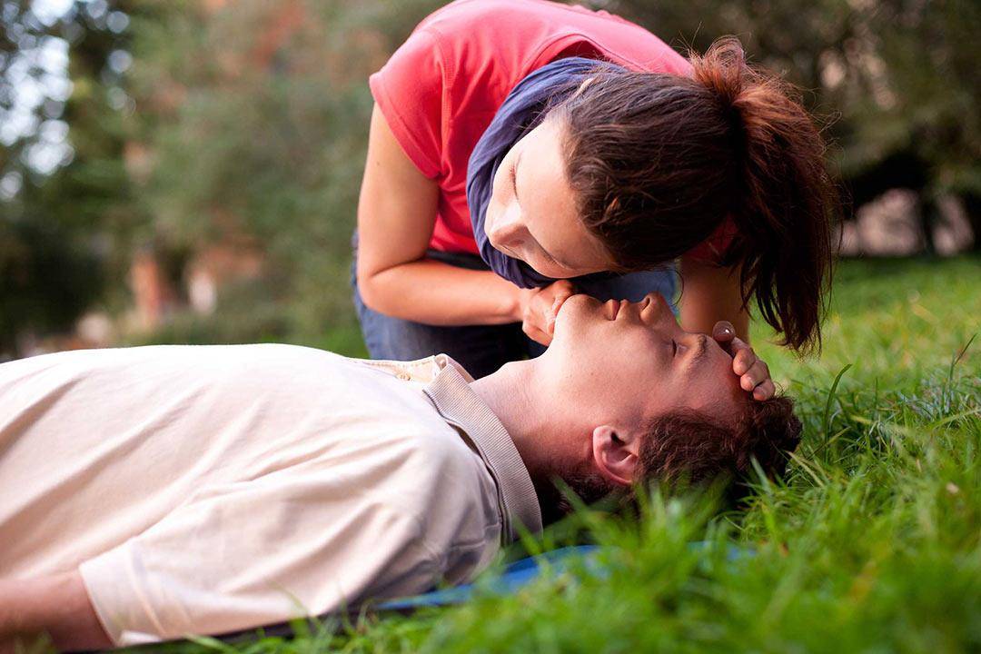 منها النفخ في العين.. 5 أخطاء شائعة في الإسعافات الأولية