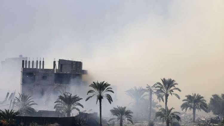انهيار مصنع فوق العمال في مصر..