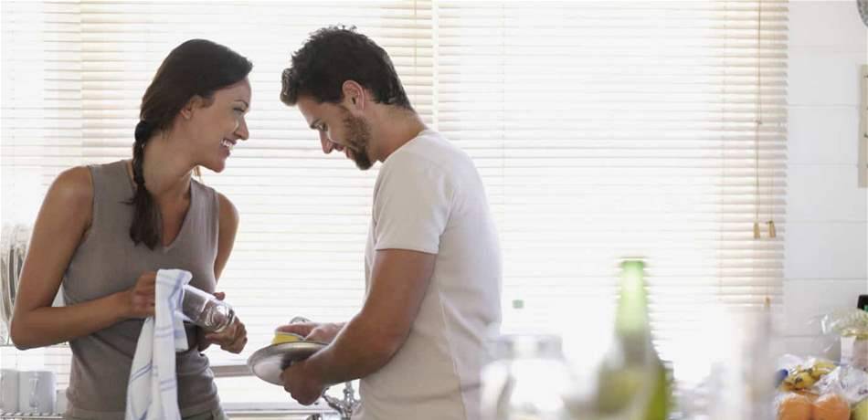 هكذا تؤثر مساعدة الزوج لزوجته في الأعمال المنزلية على علاقتهما