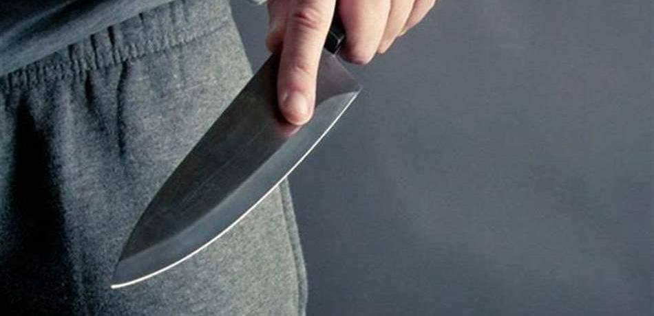في عين الدّلبة.. شتمه تحت منزله ثمّ طعنه!
