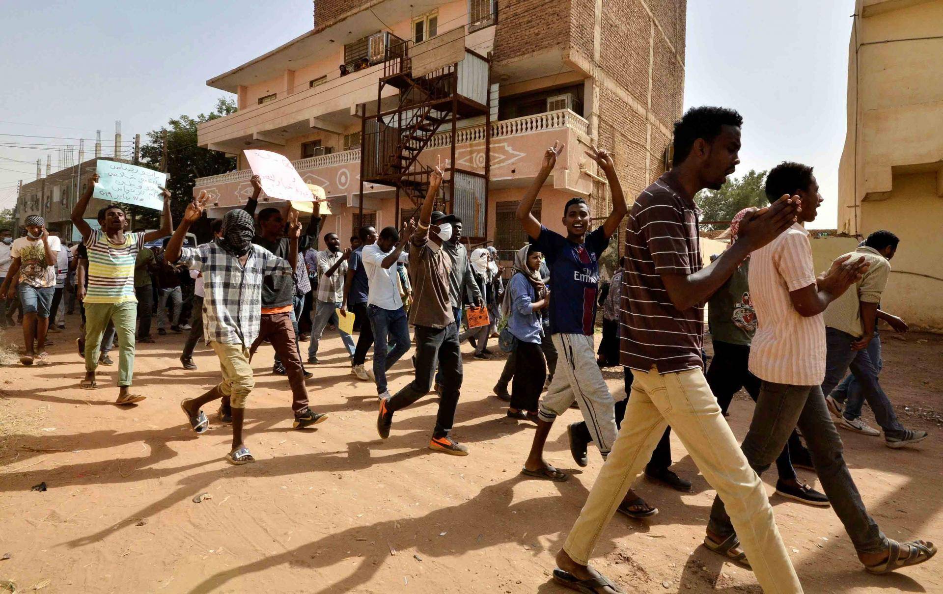 الرئيس السوداني البشير على شفير السقوط