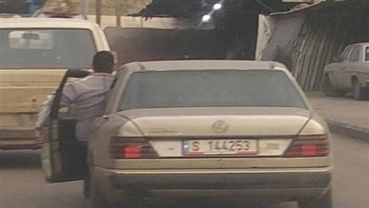 في لبنان: رجلٌ يقود سيّارته من خارجها!