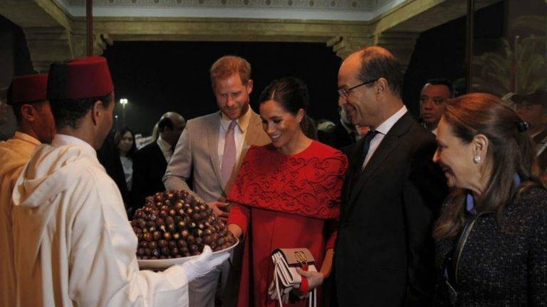 للمرة الأولى.. الأمير هاري يترك ميغان خلفه لحظة وصوله للمغرب