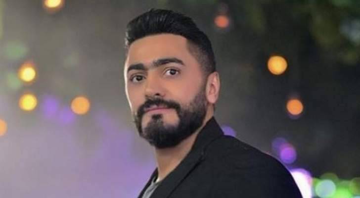 تامر حسني يؤدي مناسك العمرة-بالصورة
