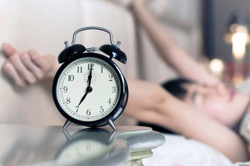 هذه العادة هي سبب تعكر مزاجك صباحاً.. تجنبها