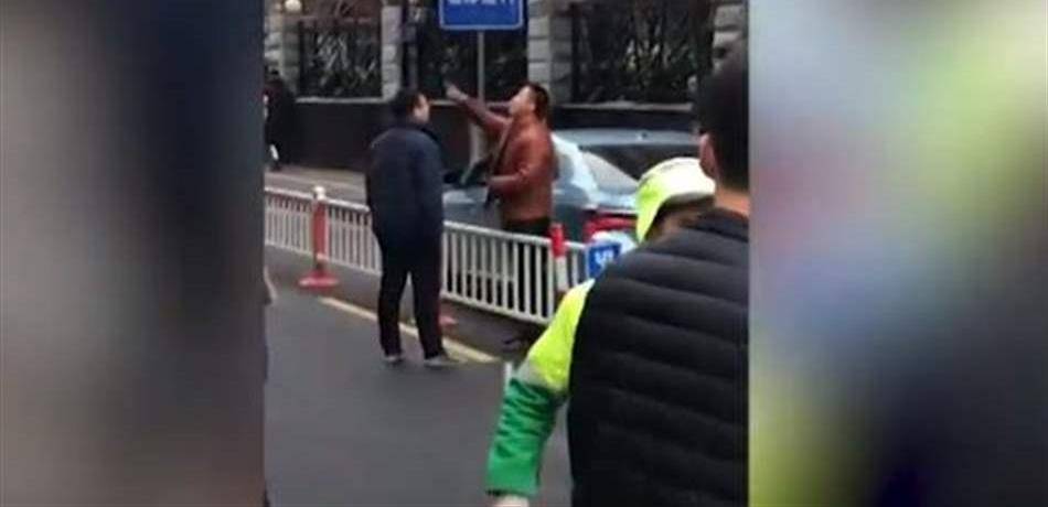 بالفيديو-عراكٌ مقزّز بـ"البصق" بين رجلَيْن وسط الشارع!
