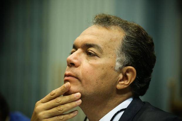 وزير النقل المصري يقدم استقالته على خلفية حادث محطة القطارات في القاهرة