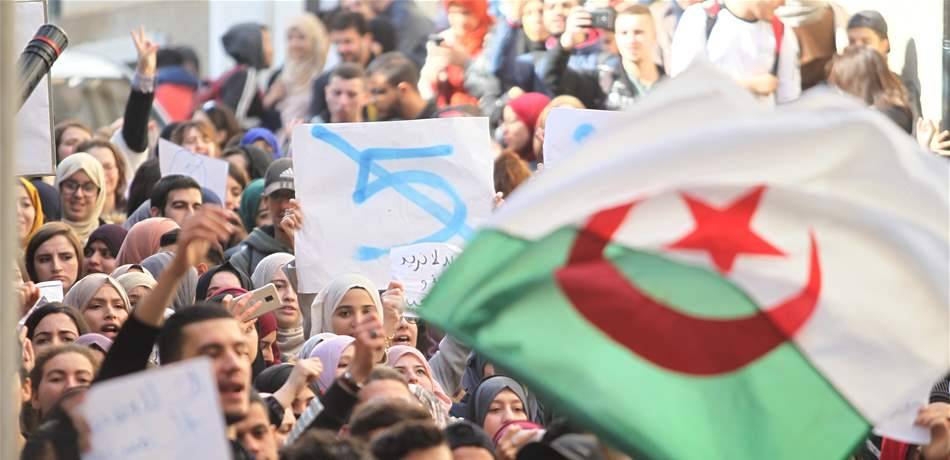 بلد "المليون شهيد" ينتفض على "العهدة 5".. والسلطات تقطع الانترنت والمواصلات!