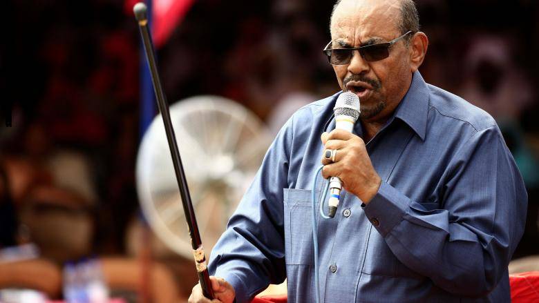 رئيس السودان عمر البشير يفوّض صلاحياته برئاسة حزبه لنائبه