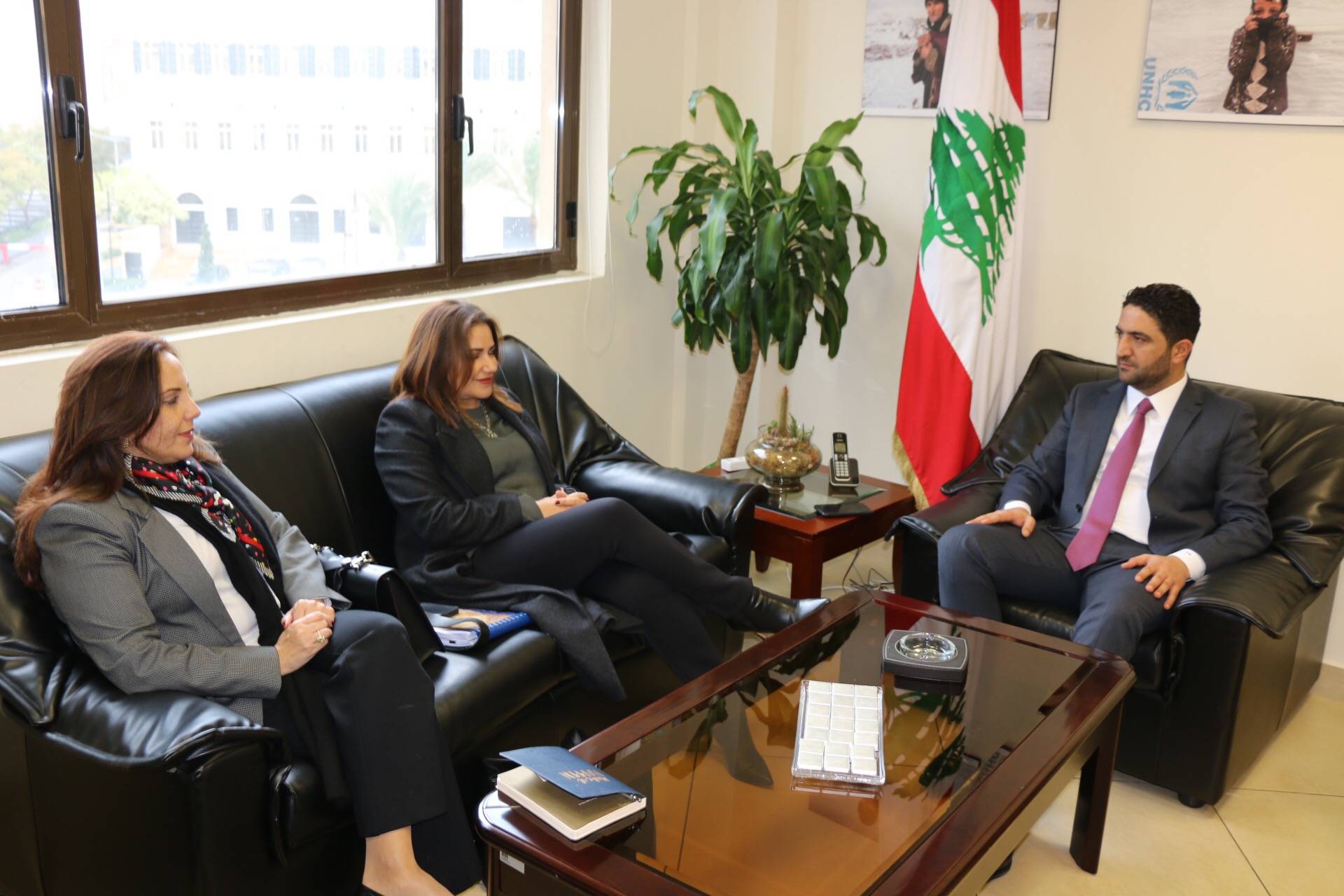 الغريب عرض مع وفد البنك الدولي لأزمة النازحين والتقى وفدا من حزب لبنان الواعد