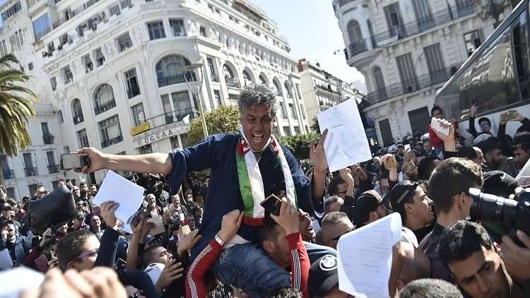 بالفيديو.. مرشح للرئاسة الجزائرية يقفز من شرفة خلال المظاهرات