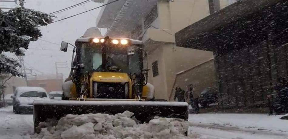 العاصفة "غنوى" مستمرة: الثلوج قطعت طرق جرد الضنية والبرد غطى الوسط والساحل