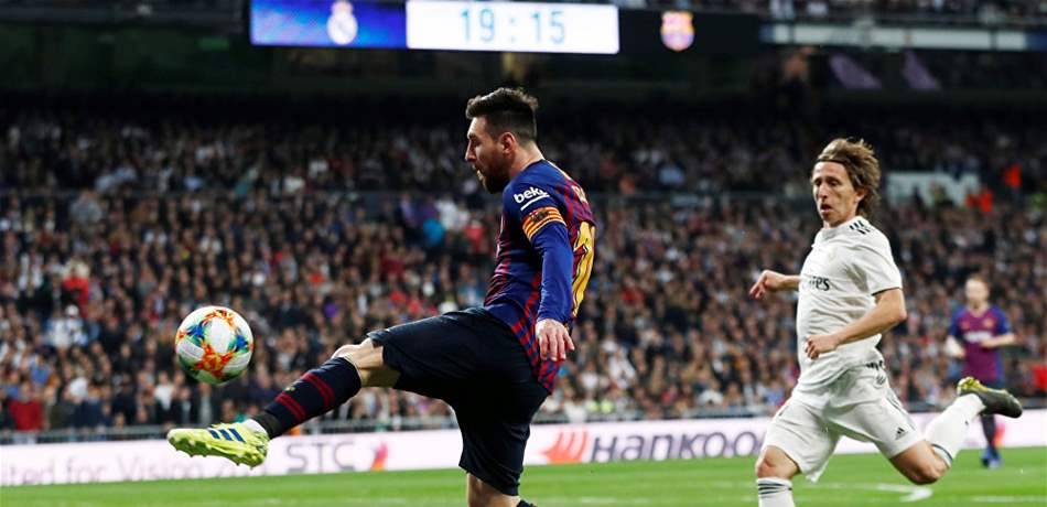 قميص ميسي يُحرج مودريتش.. وبرشلونة تعرضه للبيع