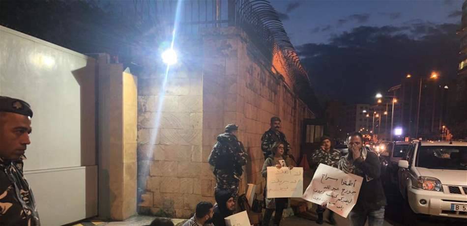 اعتصام وإشكال أمام بيت السفير الفرنسي.. تضامناً مع جورج عبد الله (صور)