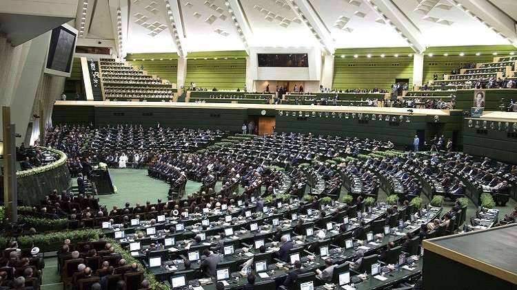 البرلمان الإيراني يتبنّى مشروع قانون ينذر بتغييرات في قيادته