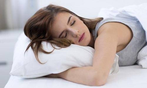 تعويض السهر بـ"نوم العطلة"... دراسة تحسم الجدل