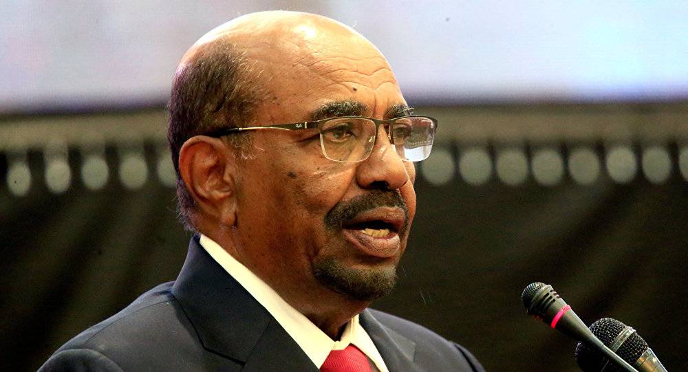 البشير يفاجئ عدد من الأطفال السودانيين بهذا الأمر