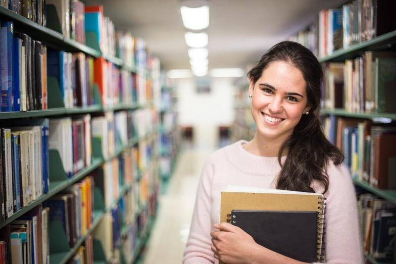 طالبة تثير ضجّة.. أنهت "الثانوية" وقُبلت في 31 جامعة! (صورة)