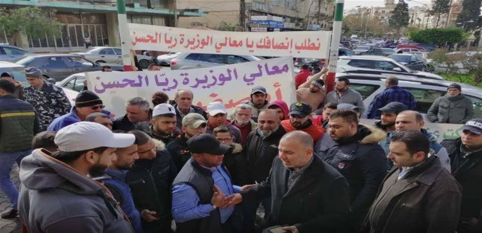 اعتصام أمام بلدية طرابلس لعمال أحد المصانع في بشمزين