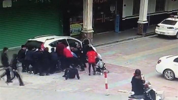 مارة يرفعون سيارة لإنقاذ طفل من تحت عجلاتها... فيديو قاسٍ