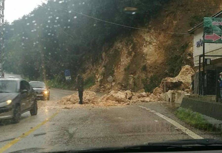 بالصورة: انهيار صخور على طريق ملتقى النهرين