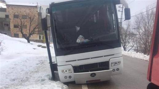سحب حافلة ركاب انحرفت على طريق فقرا كفردبيان