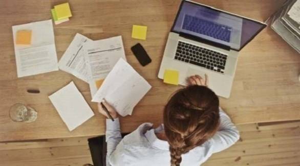 العمل 9 ساعات في اليوم يصيب المرأة بالاكتئاب