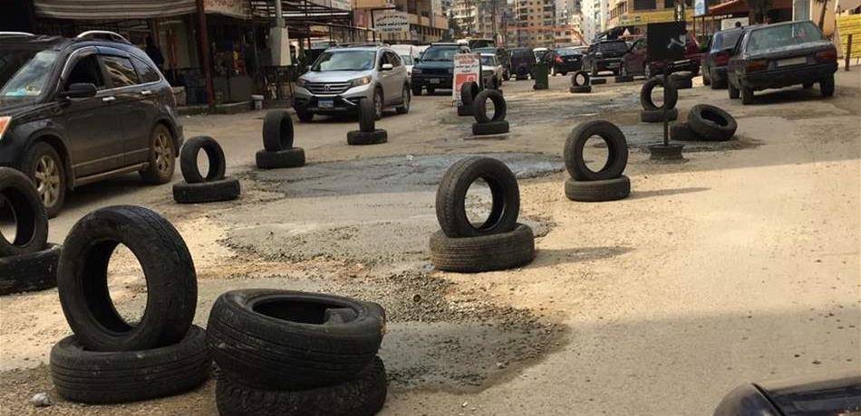 في طرابلس.. مواطن يقوم بعمل البلدية والدولة!