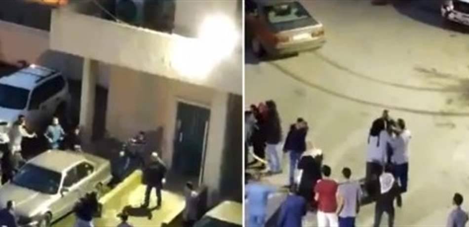 إشكال عنيف وتضارب بالعصي امام احد المستشفيات في لبنان..! (فيديو)