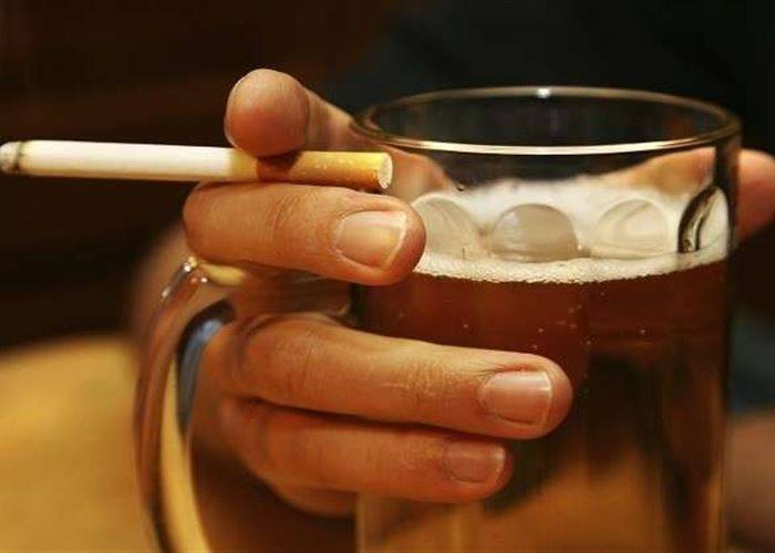 الجمع بين التدخين والكحول يدمر الدماغ