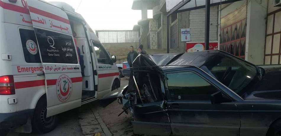 جريح بحادث مروع.. شاهدوا ماذا حصل بالسيارة! (صورة)