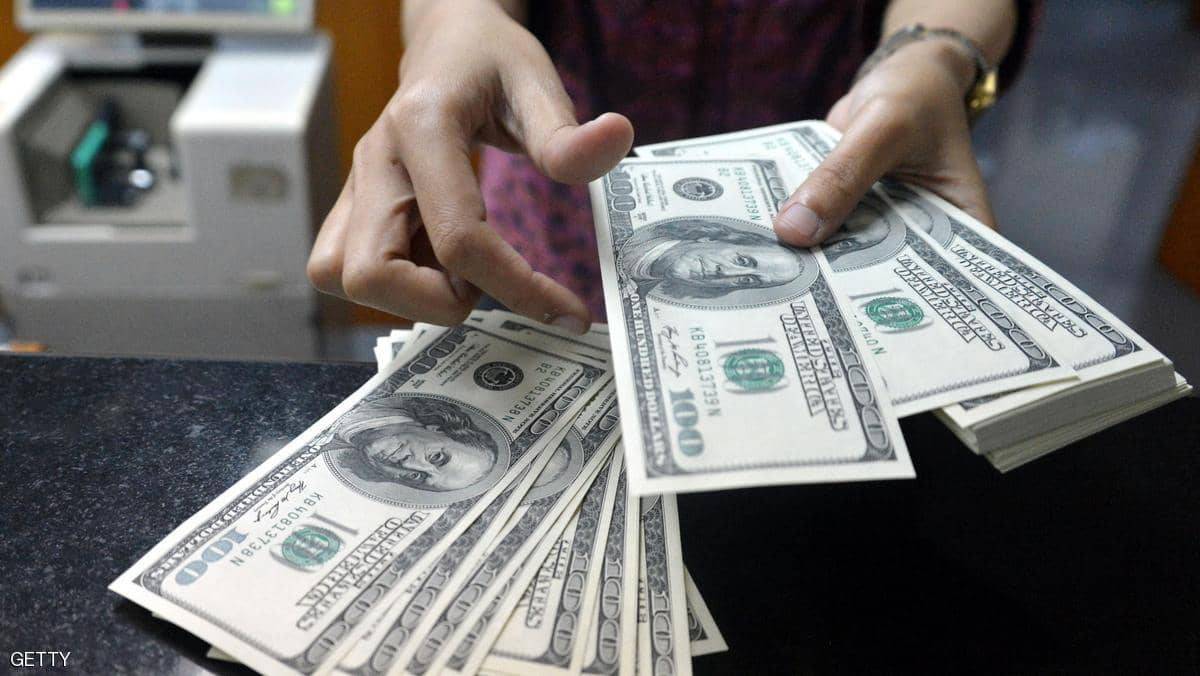 الدولار يرتفع لأعلى مستوى بأسبوعين واليورو يهبط