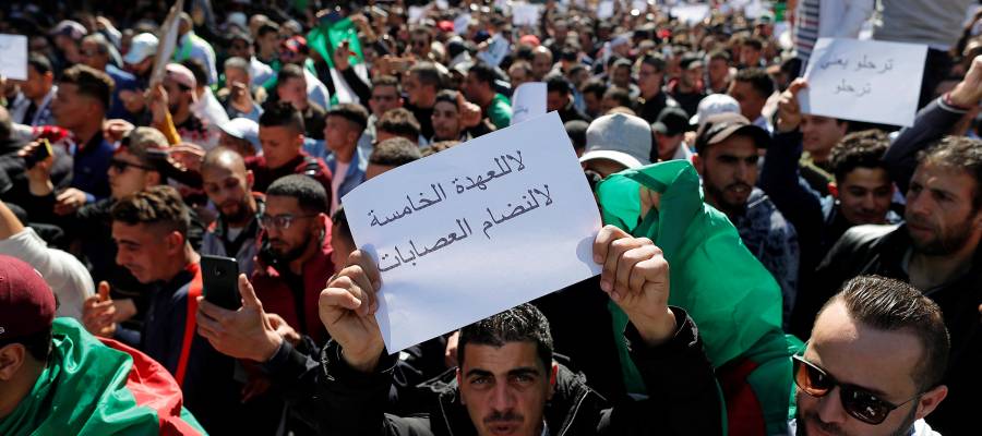 خبر خطير: مسيرة «الـ20 مليون»
الجزائر على موعد مع مسيرة ضخمة للجمعة الثالثة على التوالي احتجاجاً على ترشح بوتفليقة