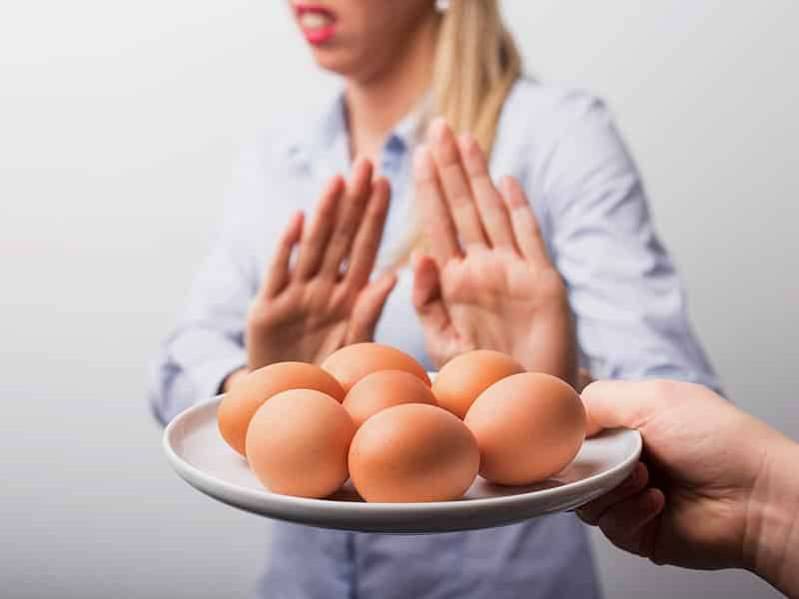 هل يضر البيض والسمك بمريض الإنفلونزا حقًا؟