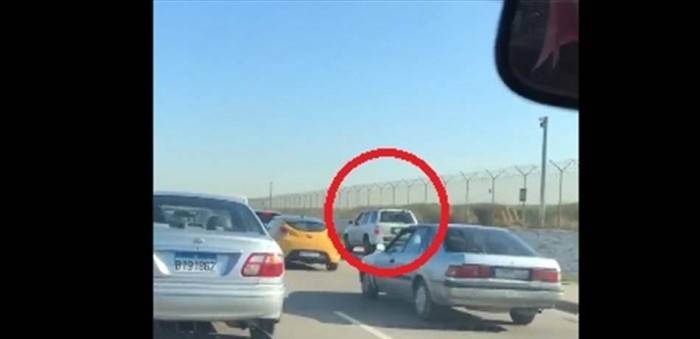 على طريق المطار… صعد على الرصيف متخطياً السيارت و”لو بيصحلو يطلع يمشي عالمدرج ما بيقصر!