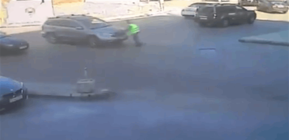بالفيديو: بعد مخالفتها القانون.. كادت تدهس عنصر قوى الأمن.. وهربت بـ"وقاحة"