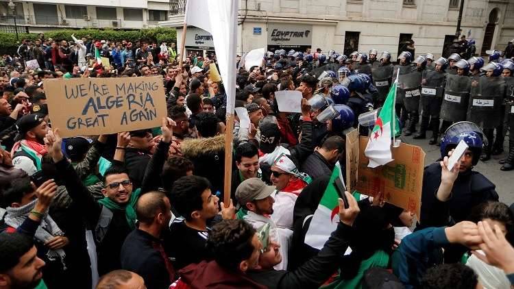 رويترز: استقالة نواب من الحزب الحاكم في الجزائر وانضمامهم للاحتجاجات