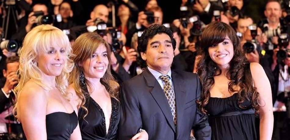 مارادونا يوشك على تشكيل فريق كرة قدم من أبنائه!