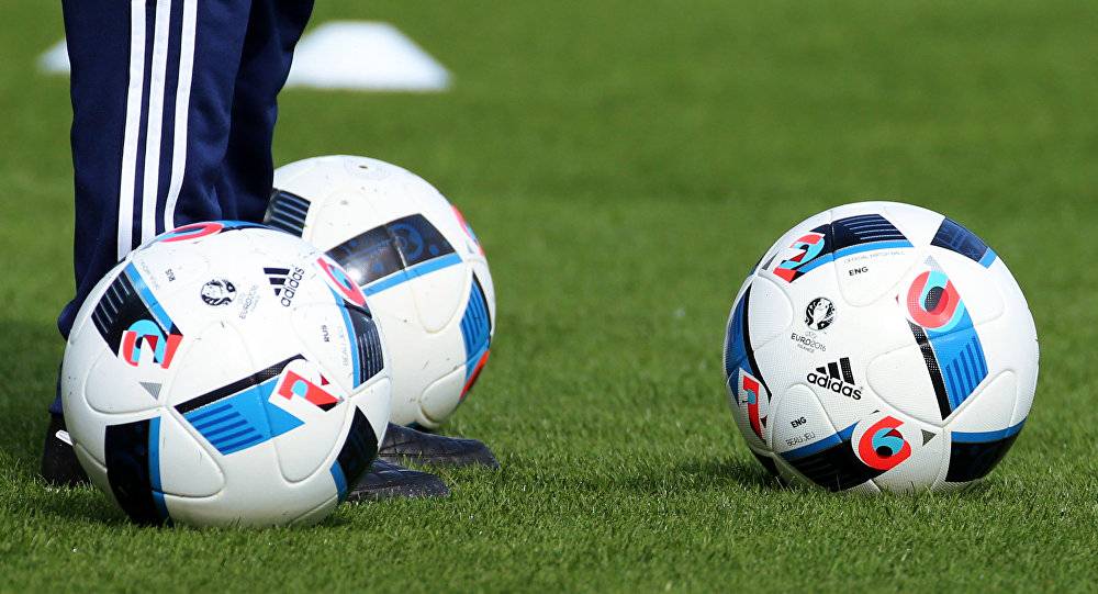 بالفيديو۔۔۔ مشاجرة بين لاعب كرة قدم ومشجع داخل الملعب
