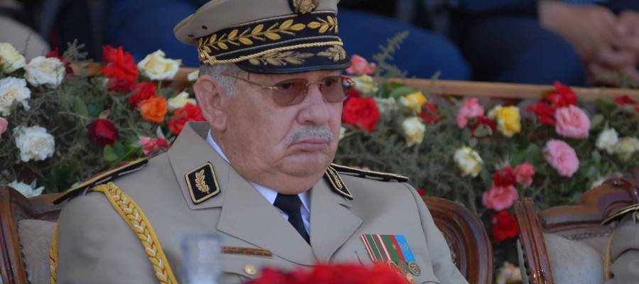 الجيش الجزائري يعلن: نحن والشعب مصيرنا واحد ورؤيتنا واحدة