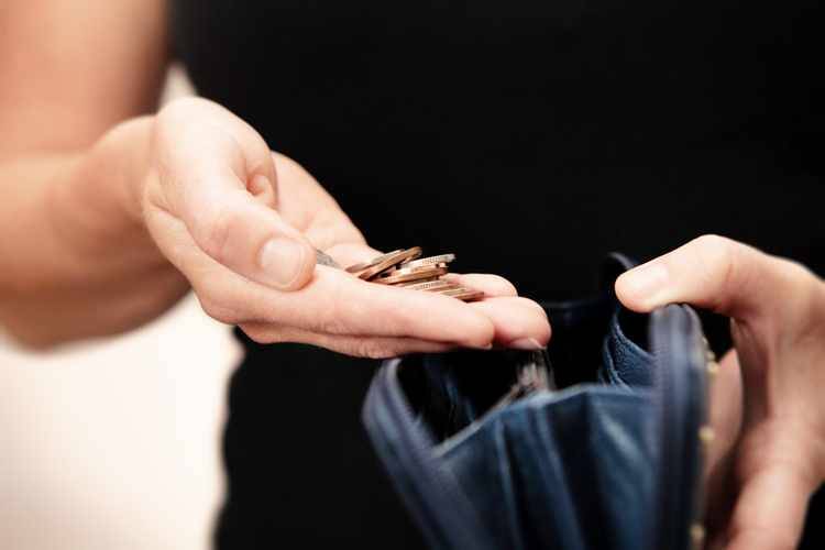 %22 من المغتربين في الخليج.. لا يدخرون