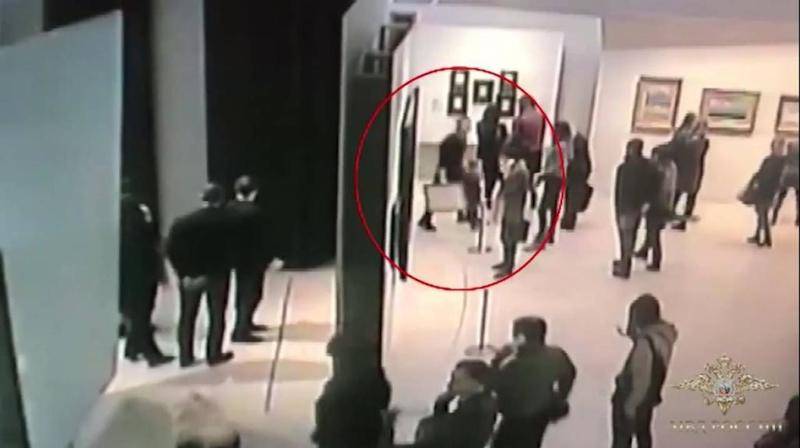 لص جريء سرق لوحة ثمينة في وضح النهار.. ماذا حدث ؟