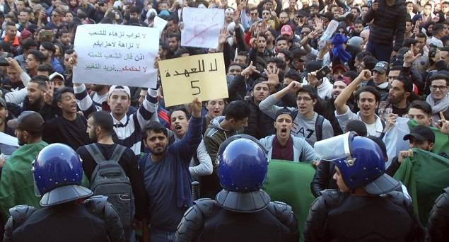 الشرطة الجزائرية تقدر عدد المتظاهرين في العاصمة بنصف مليون شخص