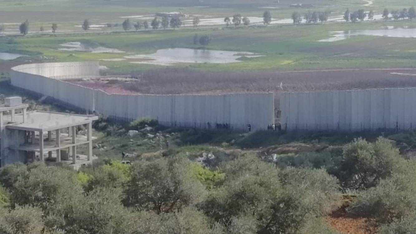 قوات الاحتلال تزيل السياج الشائك المحاذي للجدار الفاصل وسط اجراءات امنية مشددة من قبل الجيش اللبناني واليونيفيل