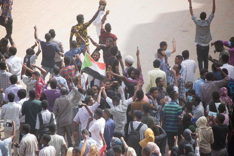 مئات السودانيين يشاركون في احتجاجات ضد الحكومة بعد صلاة الجمعة