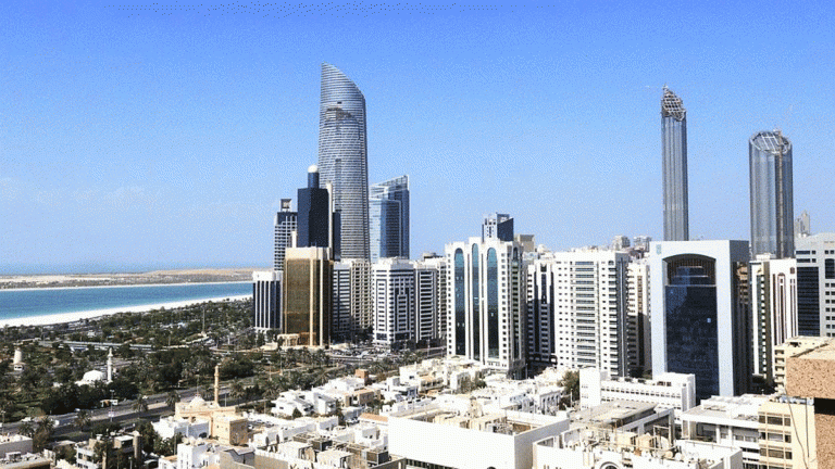 أبوظبي تخفض رسومًا لدعم قطاعات السياحة والضيافة