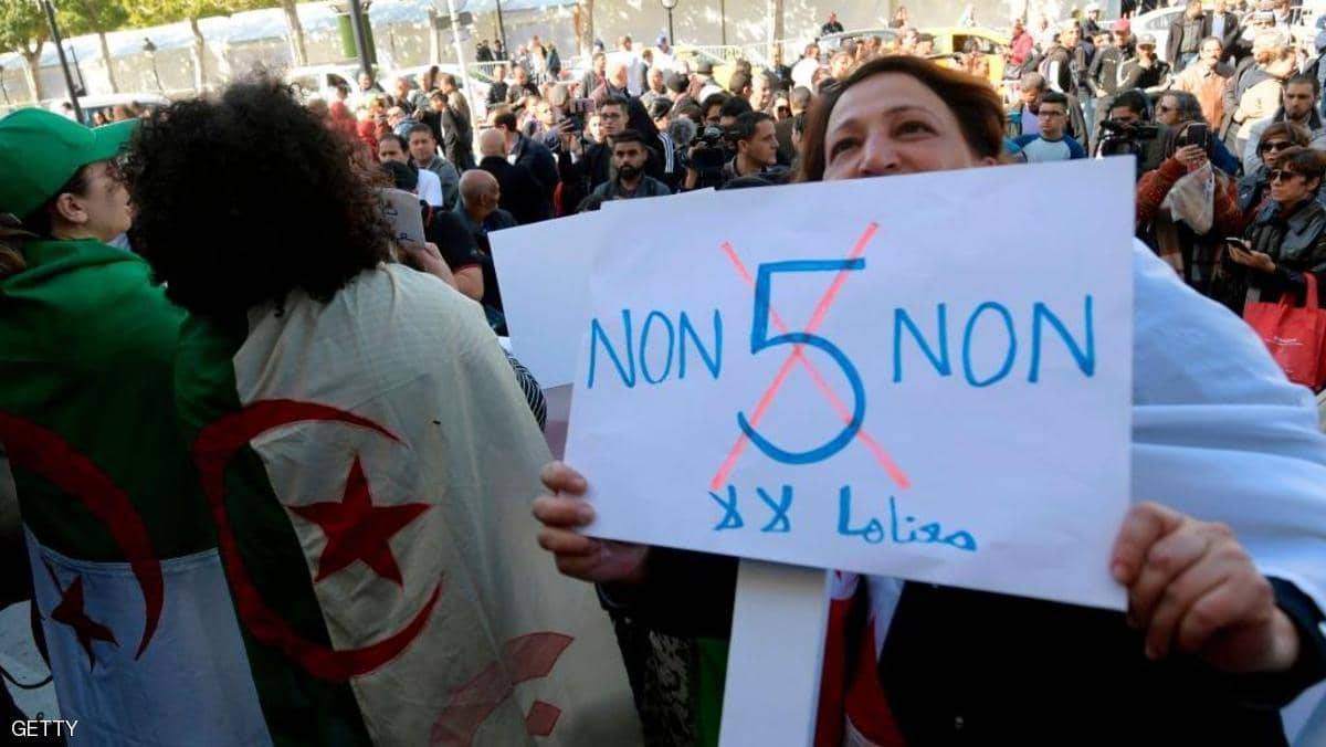 الجيش والشعب في الجزائر.. ماذا يعني موقف الجيش الجديد؟