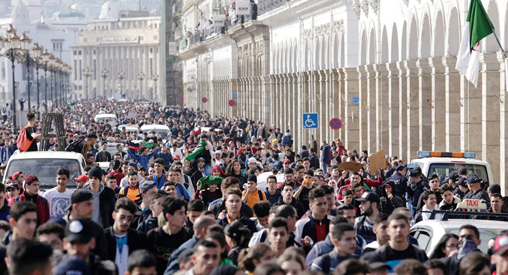 انتشار أمني مكثف بين مطار الجزائر والقصر الرئاسي