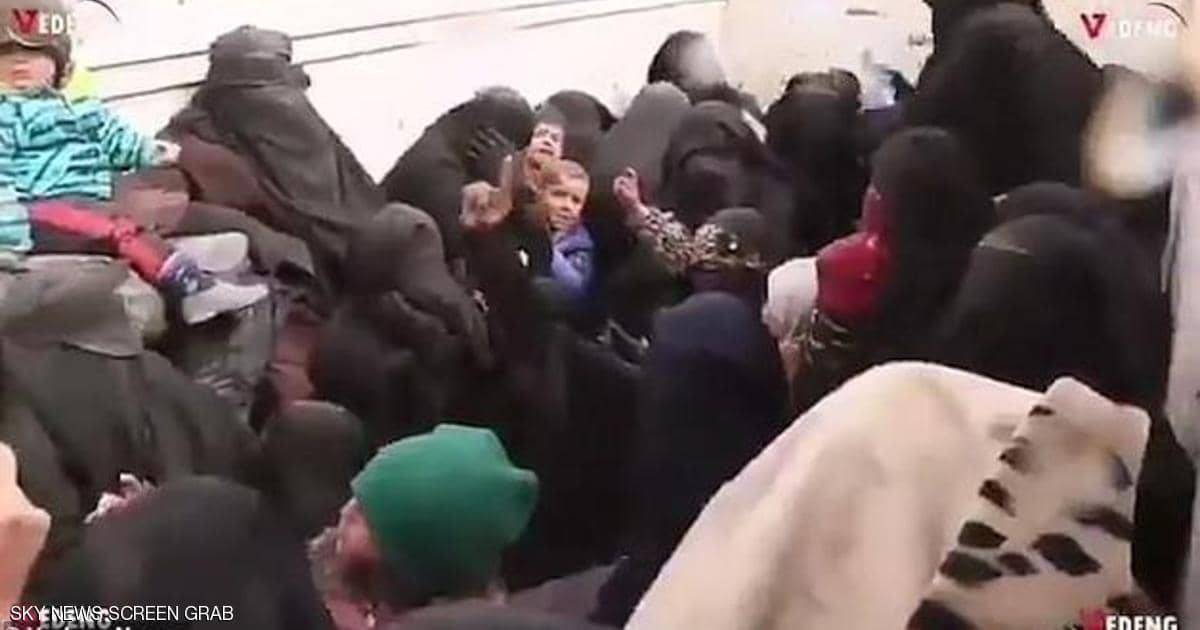 فيديو- معركة بين "داعشيات".. تراشق بالمياه والاحذية