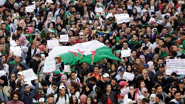 ناشطون جزائريون ينتقدون " تمديد العهدة الرابعة"